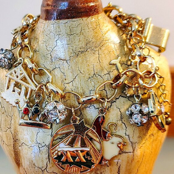 Vtg Christmas Story CHARM Bracelet Gold Tone Designed for Macy's - Picture 11 of 11